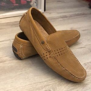 UGG Men’s leather driving loafer size 8 NWOT